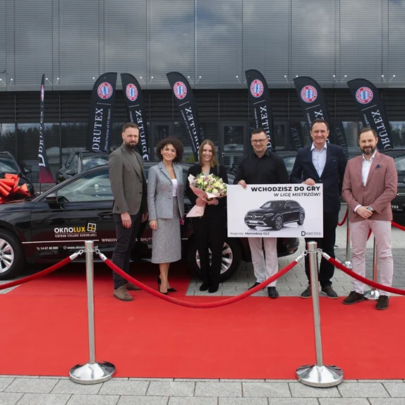 OKNOLUX pierwszym zwycięzcą w prestiżowym projekcie „40 samochodów na 40-lecie Drutex”